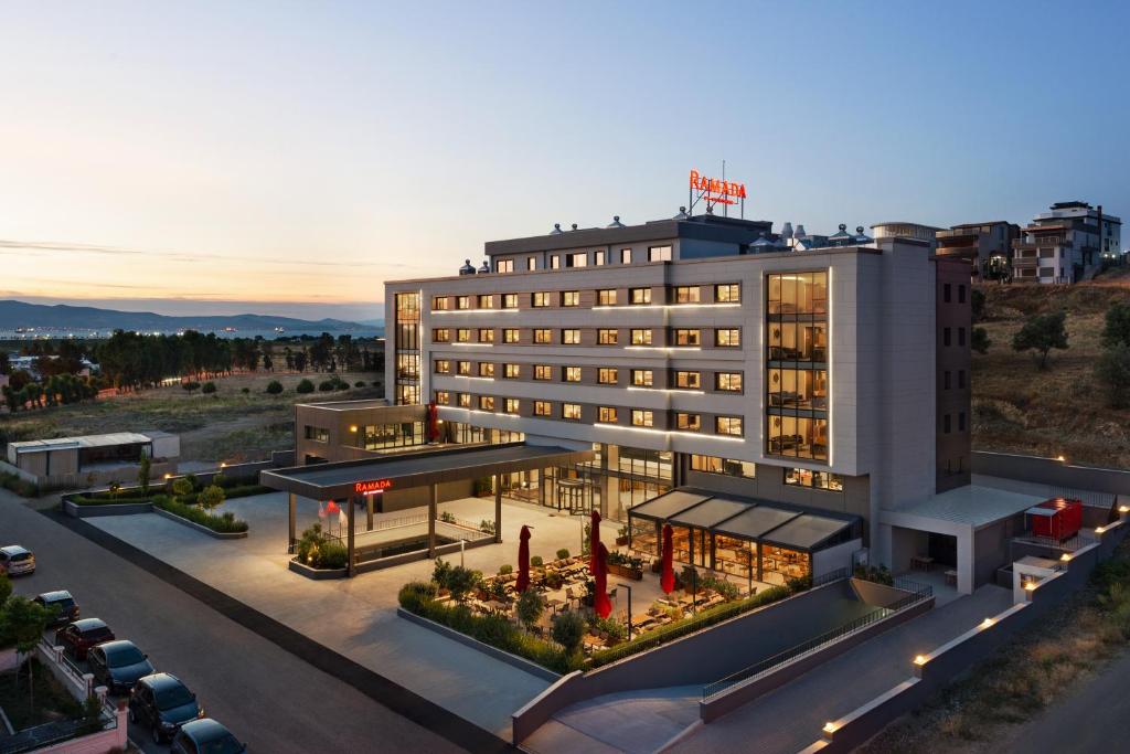 una vista aérea de un hotel con aparcamiento en Ramada by Wyndham Izmir Aliaga, en Izmir