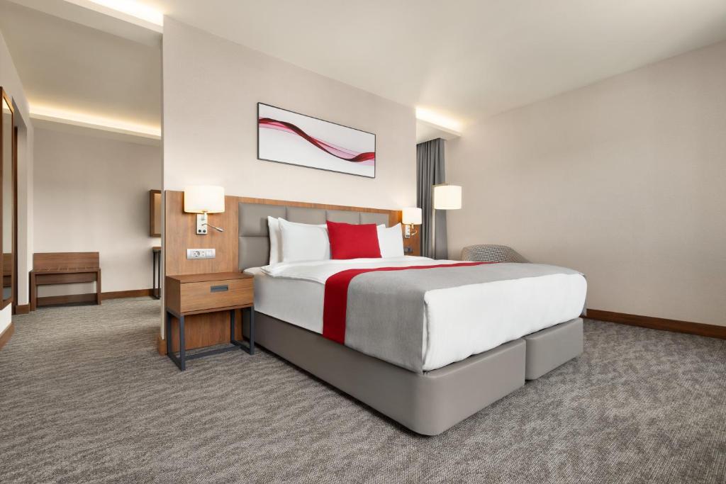 Ramada by Wyndham Izmir Aliaga - King Suite With Sofa Bed