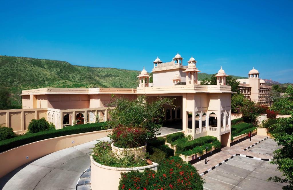 een groot huis met een tuin ervoor bij Trident Jaipur in Jaipur