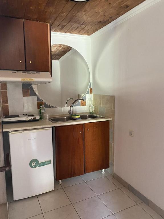 Kuchyň nebo kuchyňský kout v ubytování Ανώγειο studio με 2 δωμάτια
