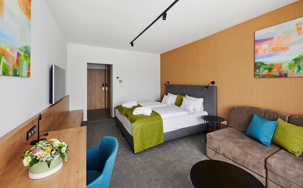 Postel nebo postele na pokoji v ubytování Hotel OTP Balatonszemes