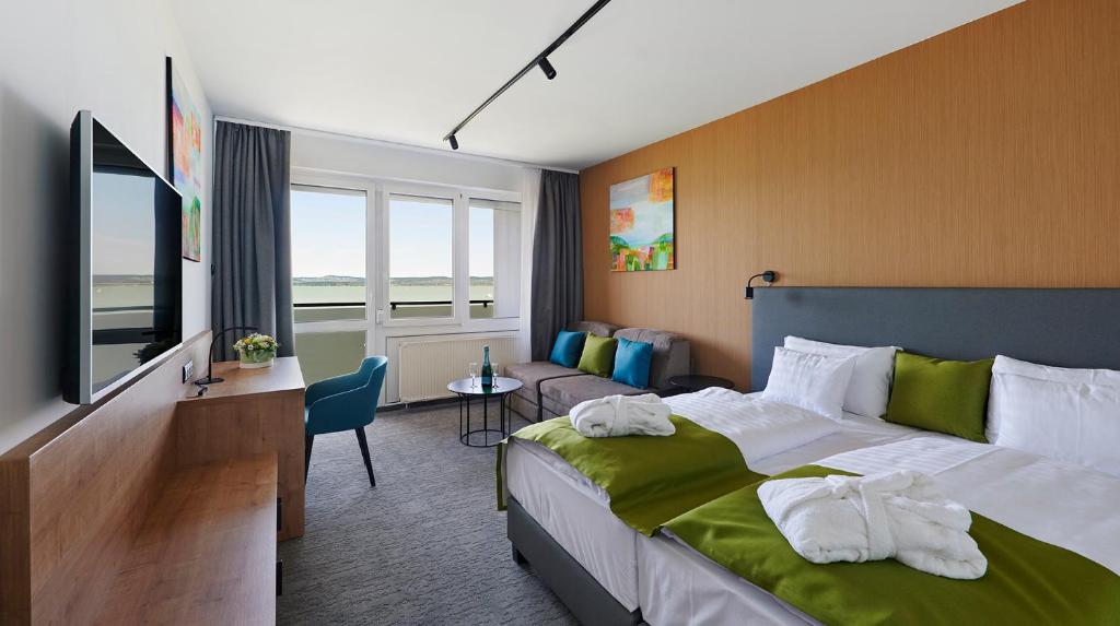 Postel nebo postele na pokoji v ubytování Hotel OTP Balatonszemes