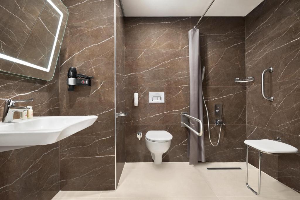 Ramada by Wyndham Izmir Aliaga - King Room - Mobility Access