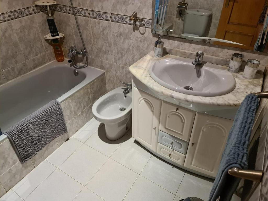 łazienka z umywalką, wanną i toaletą w obiekcie Piso Inma w mieście Covaleda