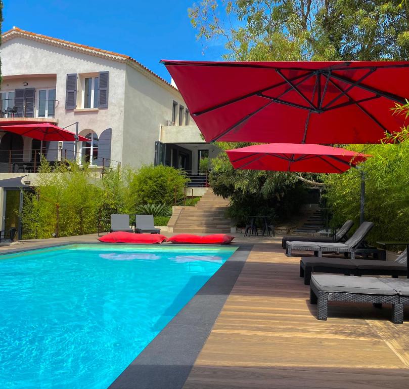 Bassein majutusasutuses THE ADDRESS CASSIS või selle lähedal