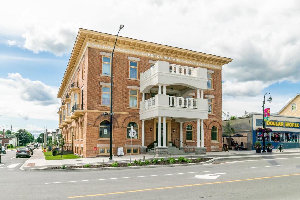 ein großes Backsteingebäude an der Ecke einer Straße in der Unterkunft Luxury Rideau Apartments by GLOBALSTAY in Smiths Falls