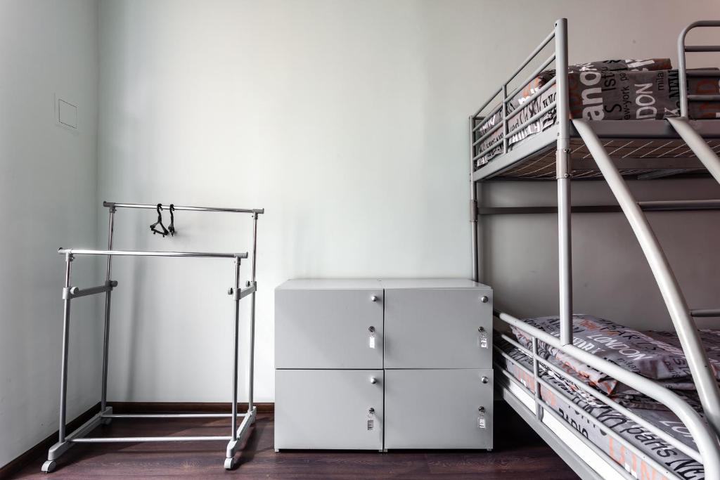 Palanda nebo palandy na pokoji v ubytování Mister Hostel