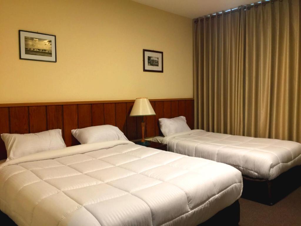 Postel nebo postele na pokoji v ubytování Regency Hotel Hebron