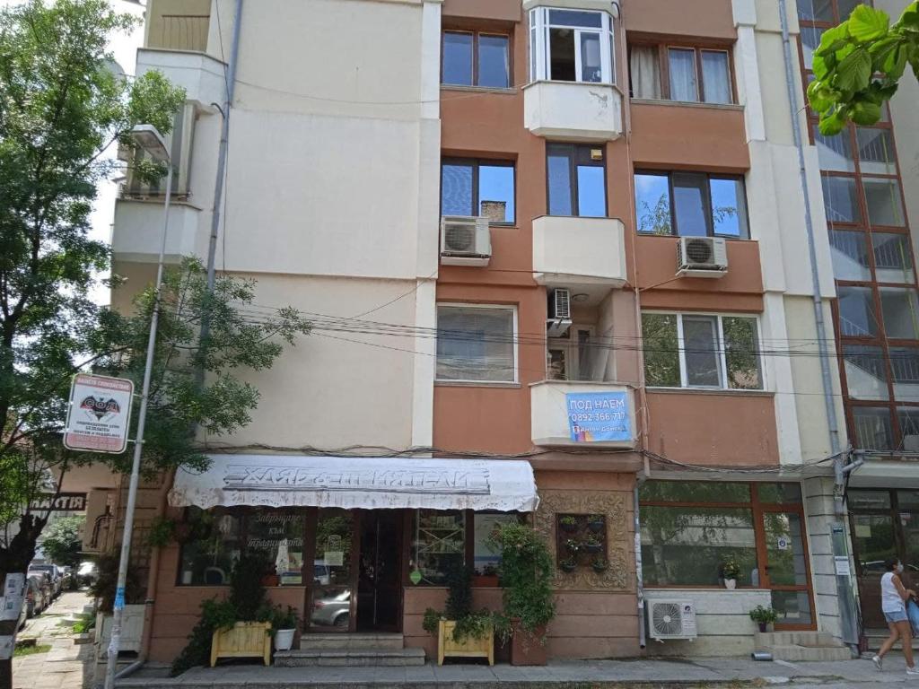 un edificio con una tienda delante de él en Джессика апартмент, en Veliko Tŭrnovo