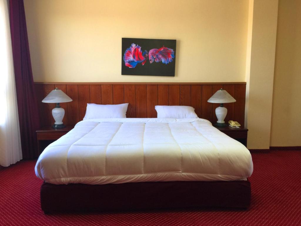 Postel nebo postele na pokoji v ubytování Regency Hotel Hebron