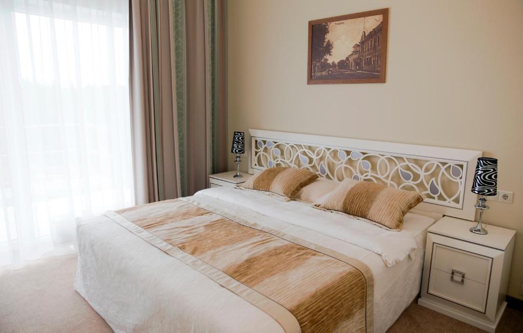 Postel nebo postele na pokoji v ubytování Noorus SPA Hotel