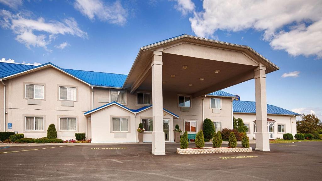 a large building with a blue roof at Best Western New Baltimore Inn in West Coxsackie