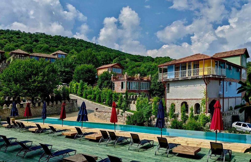 Bazén v ubytování Chateau Mere nebo v jeho okolí