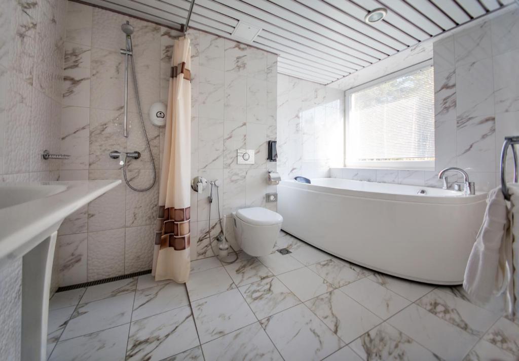 Koupelna v ubytování Noorus SPA Hotel