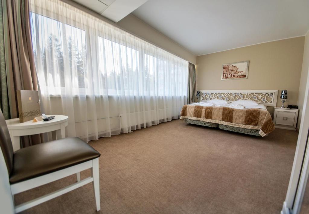 Postel nebo postele na pokoji v ubytování Noorus SPA Hotel