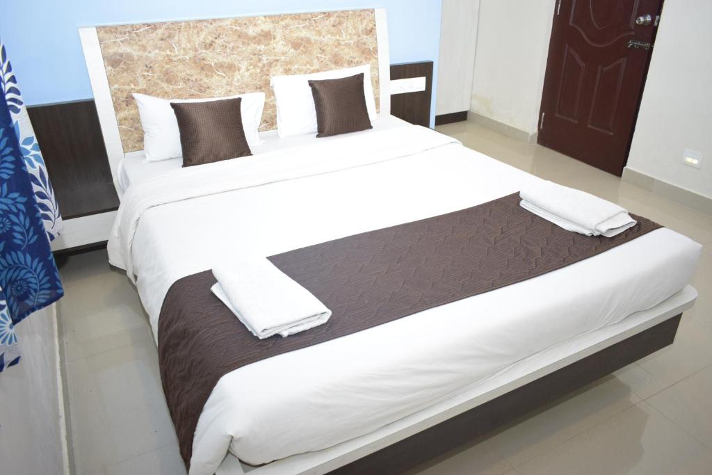 Postel nebo postele na pokoji v ubytování Bouvana Residency