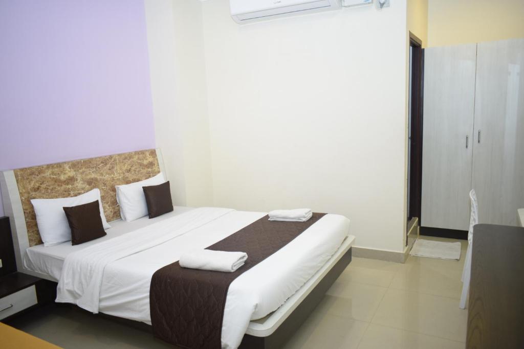 Postel nebo postele na pokoji v ubytování Bouvana Residency