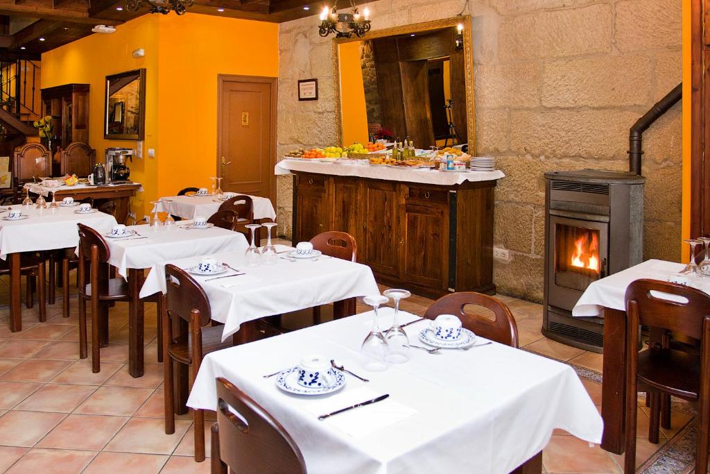 Un restaurante o sitio para comer en Hotel O Portelo Rural