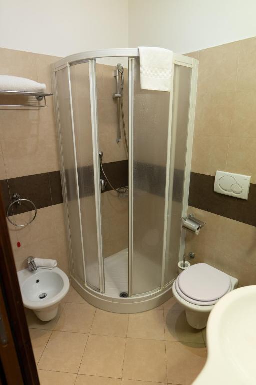 Koupelna v ubytování Crosti Hotel