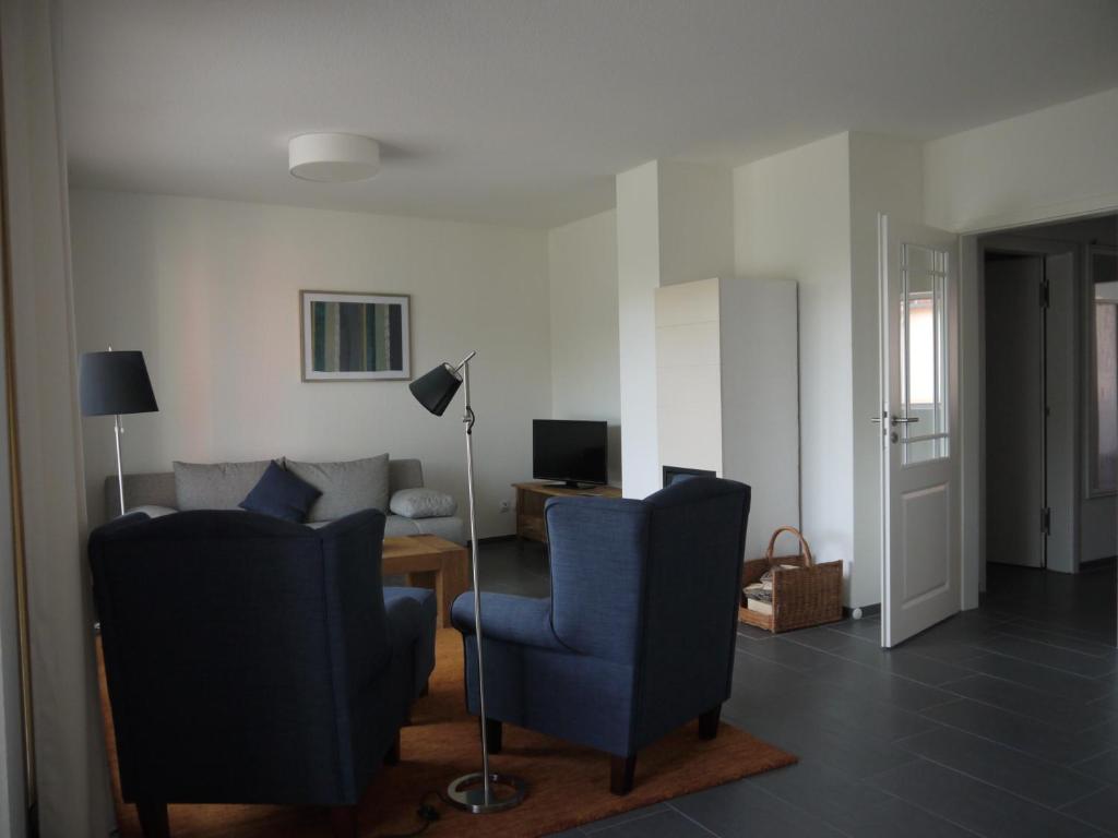 een woonkamer met 2 stoelen en een bank bij Lichtblick-Hanseatic in Stralsund