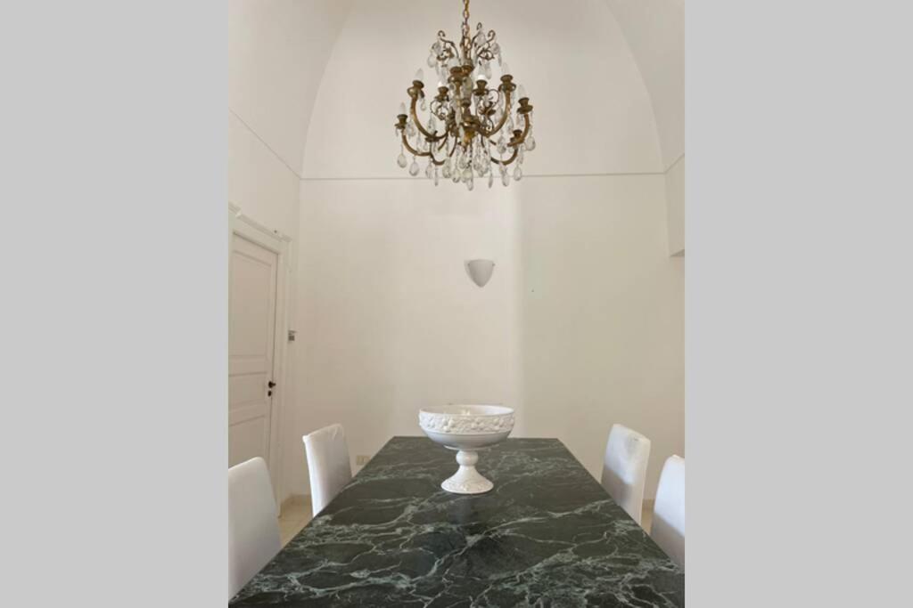 jadalnia ze stołem i żyrandolem w obiekcie Villa Luciana w mieście Martina Franca