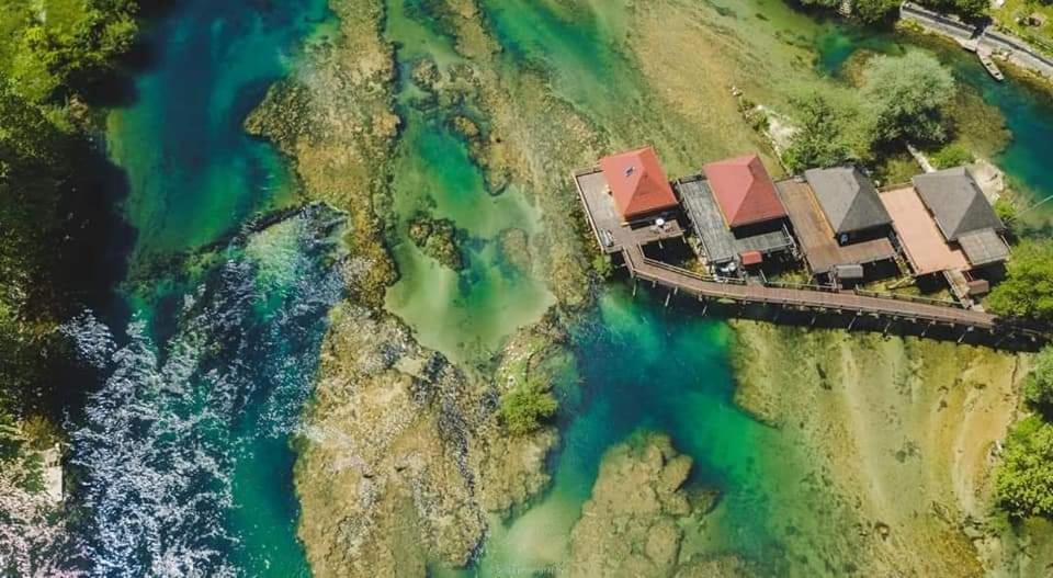 eine Luftansicht eines Hauses am Ufer eines Wasserkörpers in der Unterkunft Natural Paradise in Bosanska Krupa