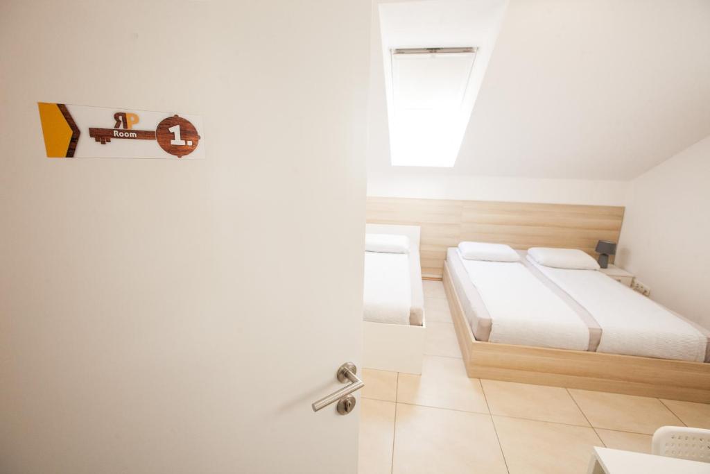 Postel nebo postele na pokoji v ubytování Rooms Klik Postojna