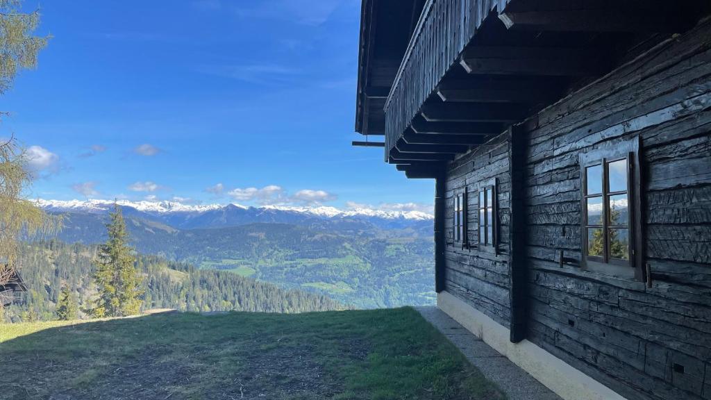 un edificio con finestre e vista sulle montagne di STARLING Apartment Nassfeld a Hermagor