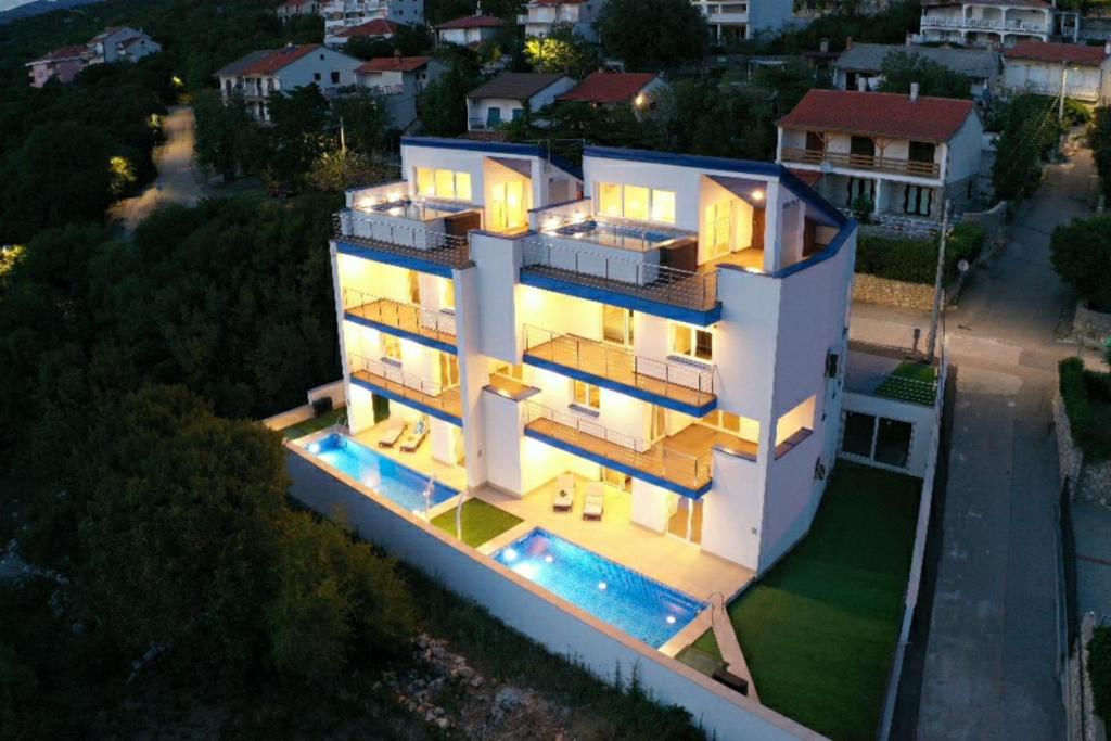 una vista aérea de una casa por la noche en Villa ELEA, en Novi Vinodolski
