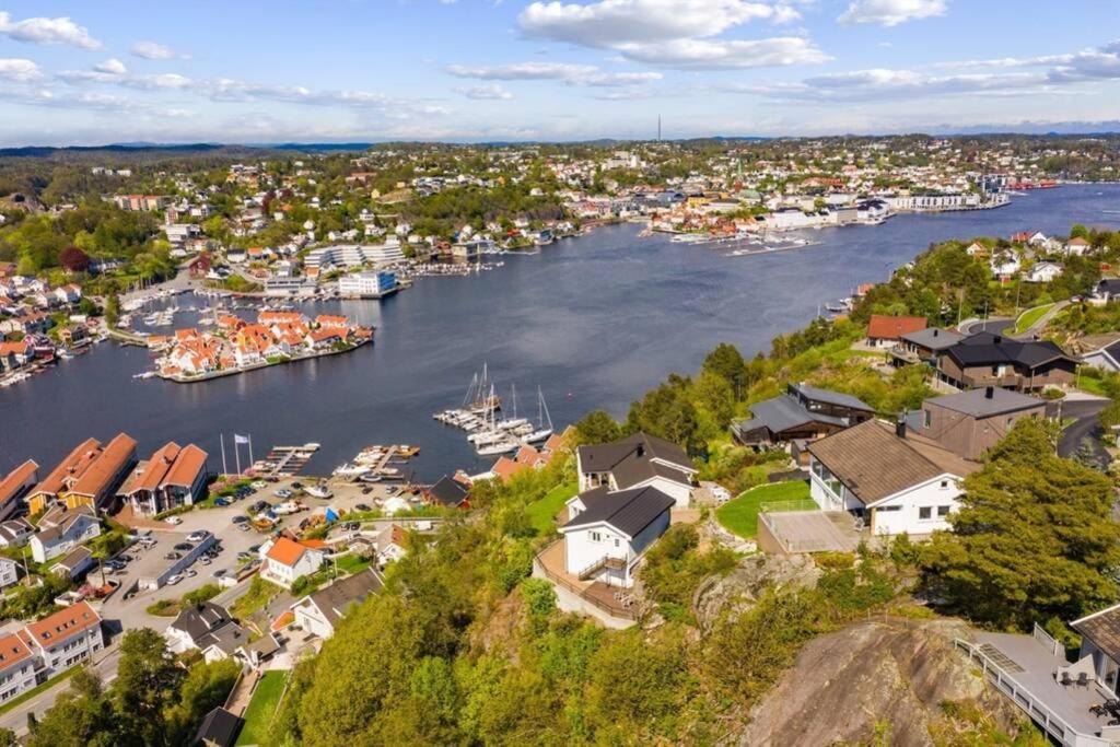 eine Luftansicht eines Hafens mit Booten im Wasser in der Unterkunft Apartment with amazing views - free parking in Arendal