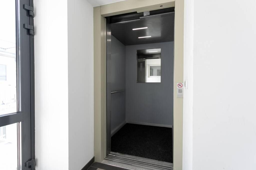 korytarz z drzwiami prowadzącymi do garderoby w obiekcie Kuscheliges Stadtloft l LF26 w Wiedniu