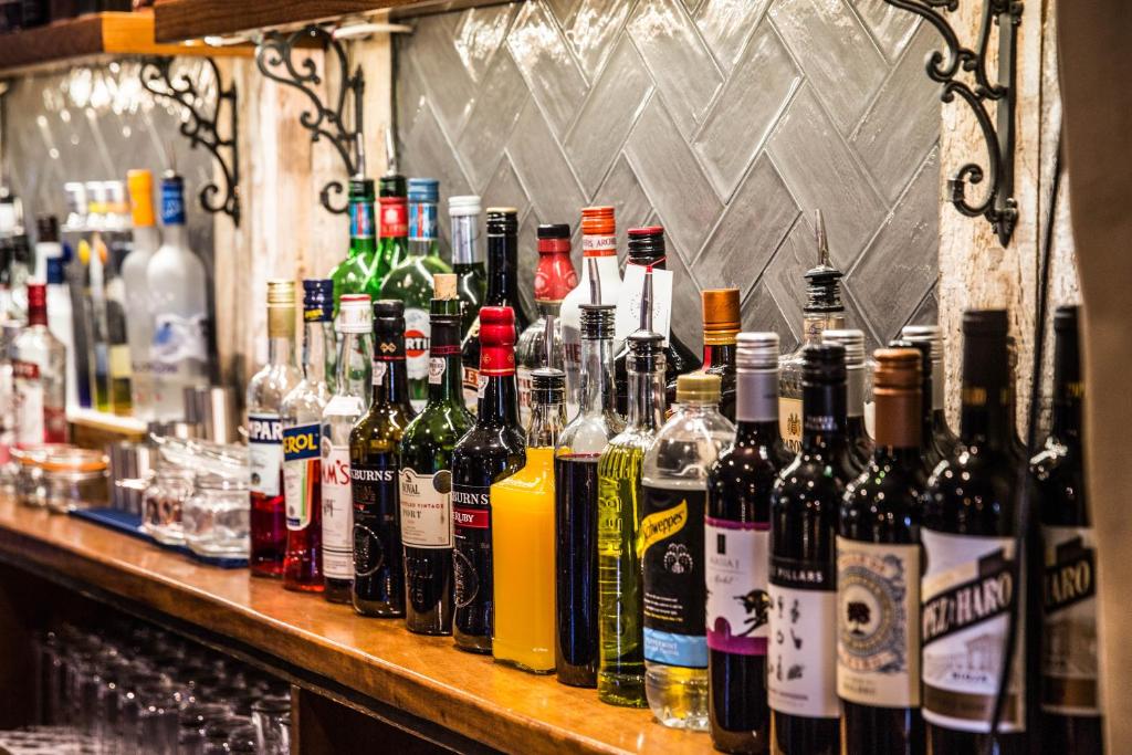 een stel flessen alcohol zittend op een bar bij Bay Horse Inn Goldsborough in Knaresborough