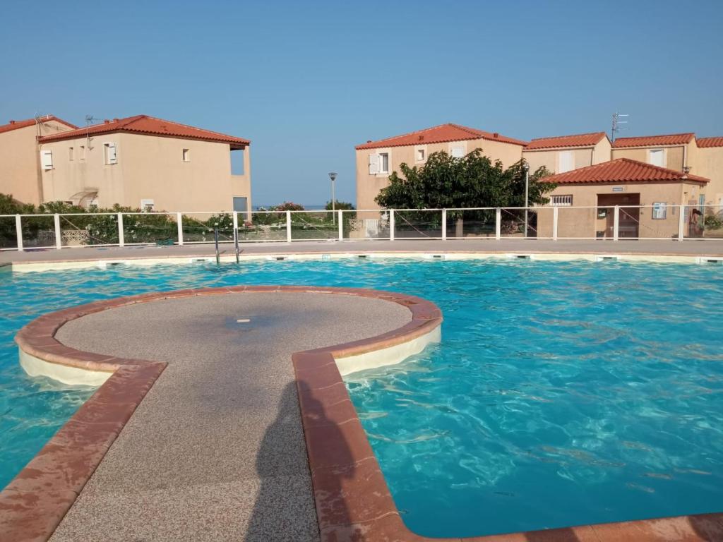 בריכת השחייה שנמצאת ב-Villa 6 couchages spa privatif, accès direct mer, piscine או באזור