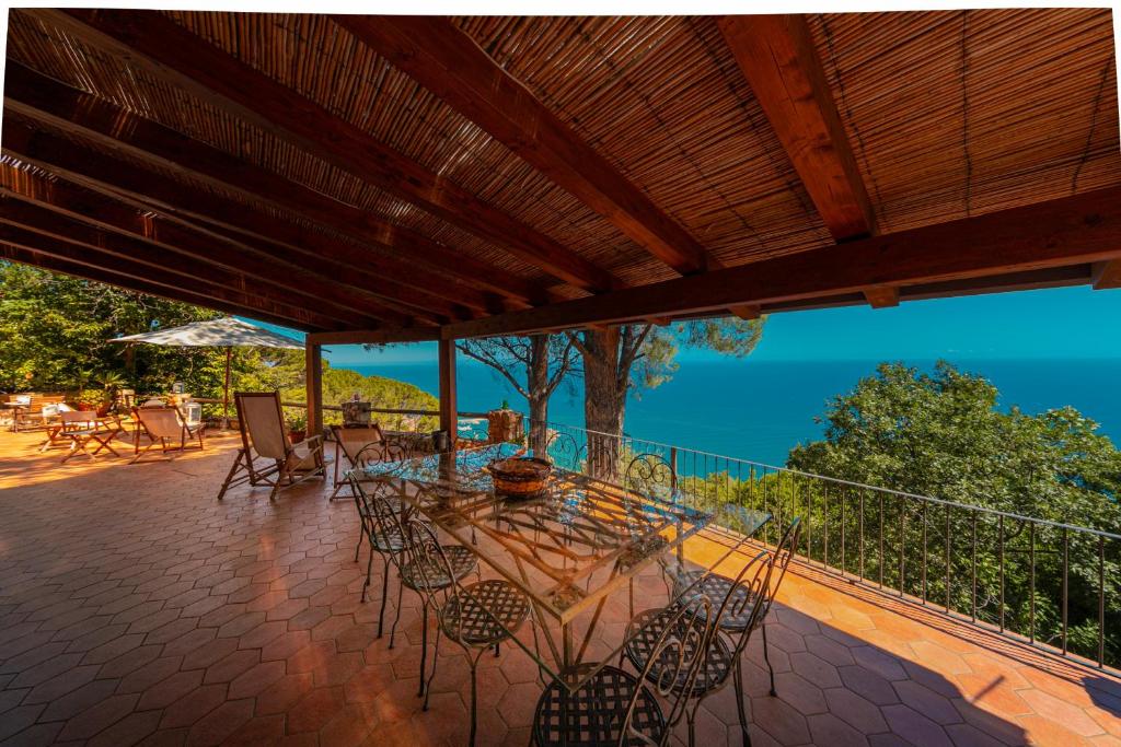 Villa dei Castagni con vista mare by Wonderful Italy