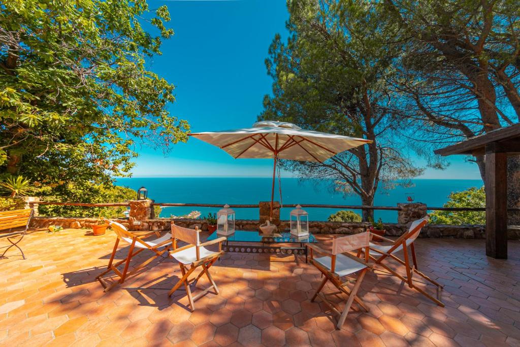 Villa dei Castagni con vista mare by Wonderful Italy