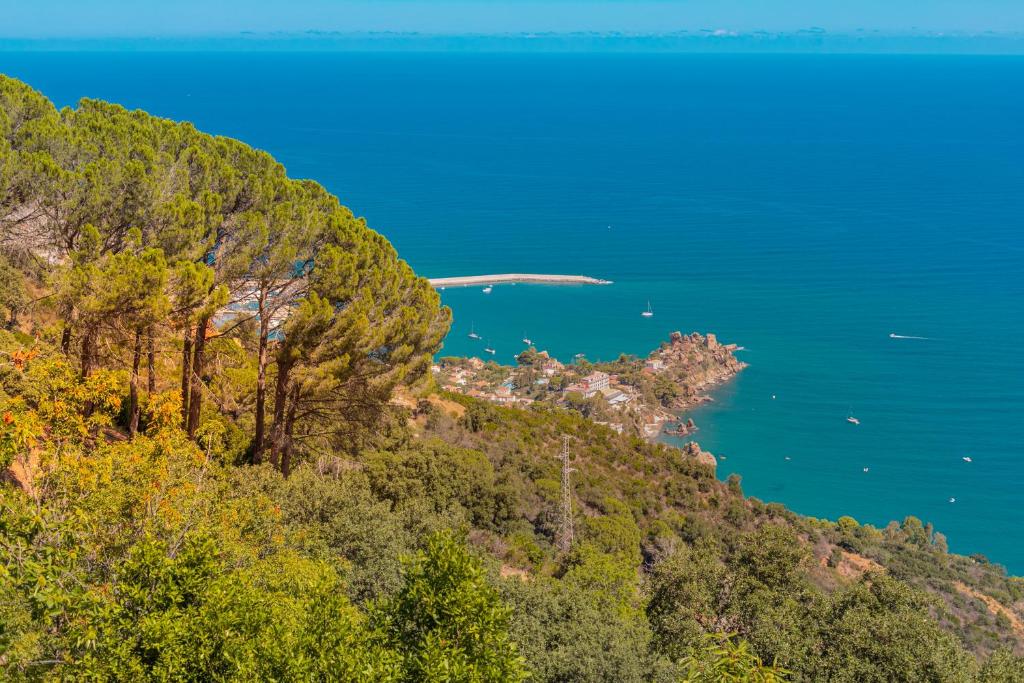 Villa dei Castagni con vista mare by Wonderful Italy