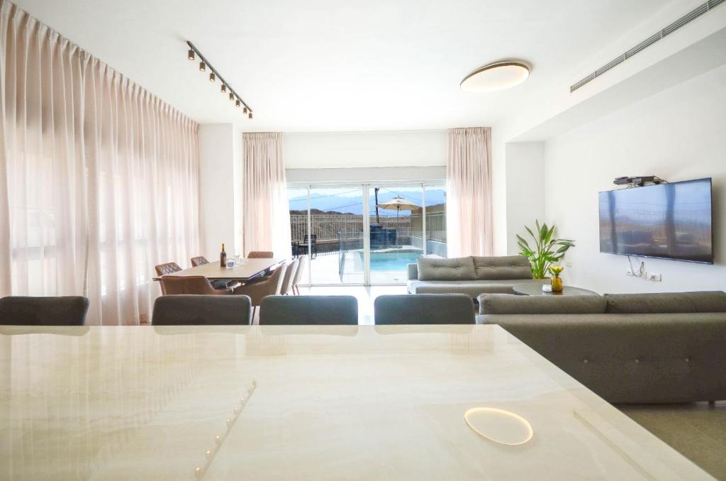 לביא אילת lavie eilat في إيلات: غرفة معيشة مع أريكة وطاولة