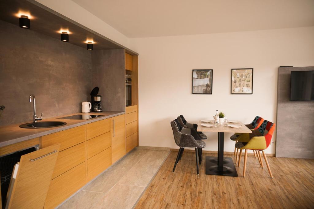 Kuchyň nebo kuchyňský kout v ubytování Hotel verWeiler