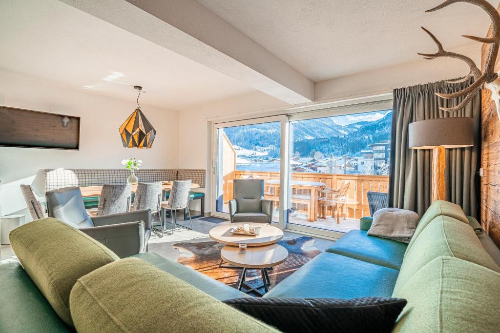 ein Wohnzimmer mit einem Sofa und einem Tisch in der Unterkunft Residenz Brixental Top 7 in Brixen im Thale