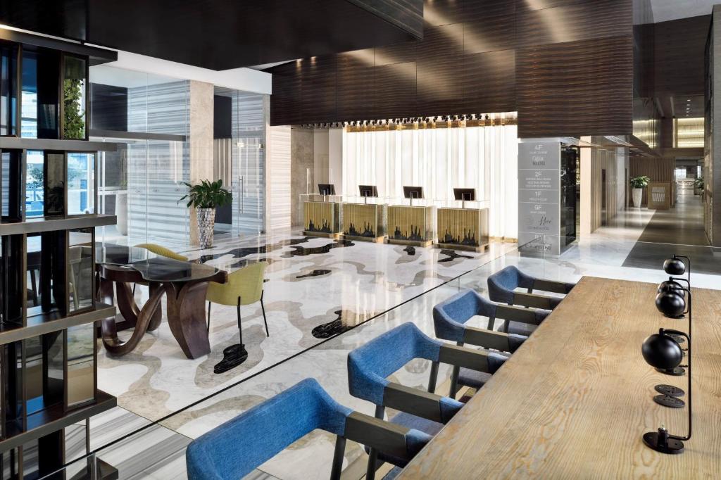Posezení v ubytování Crowne Plaza Dubai Marina by IHG