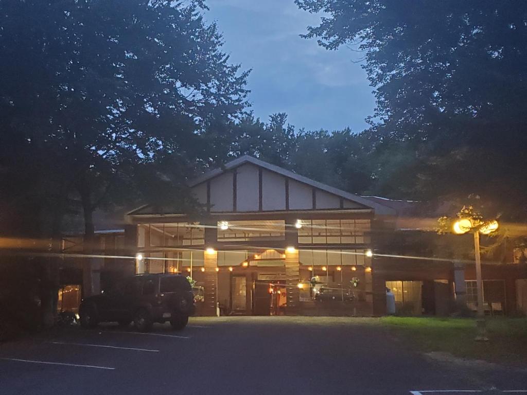Pocono Mountain Hotel and Spa - Housity