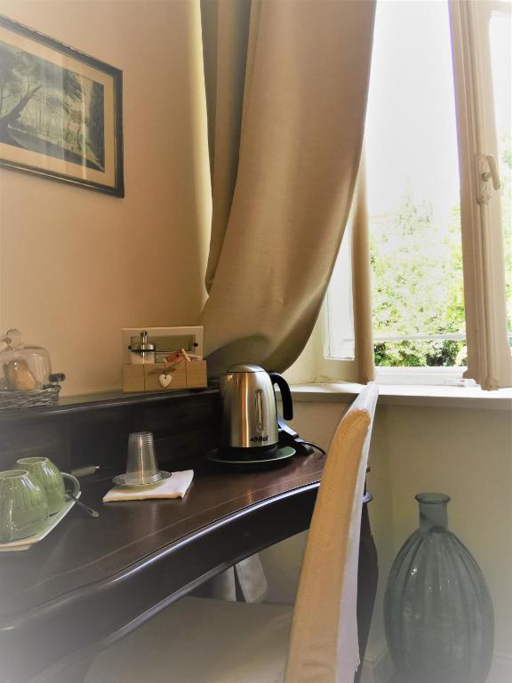 Příslušenství pro přípravu čaje a kávy v ubytování AriediParma - Rooms&apartments