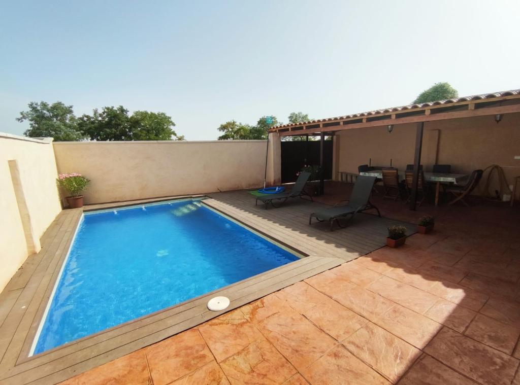 una piscina en la parte trasera de una casa en Casa rural Oliver y Nadia, en Rodilana