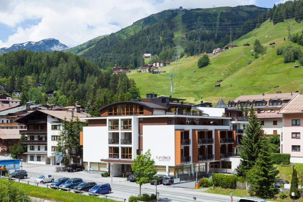 Nespecifikovaný výhled na hory nebo výhled na hory při pohledu z hotelu