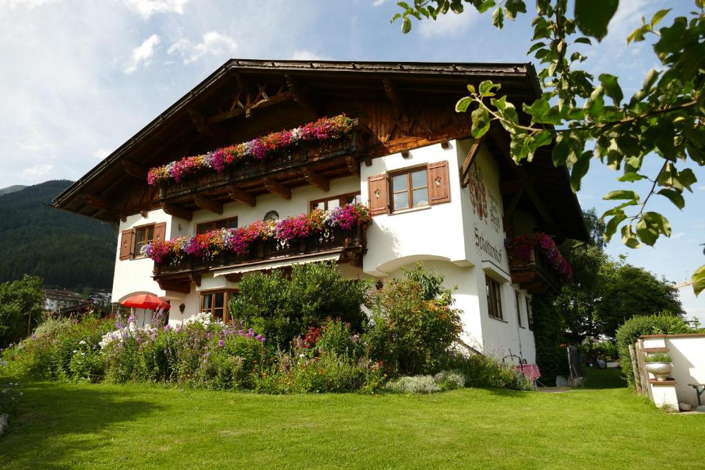 a house with flowers on the side of it at Schottenhof in Fulpmes