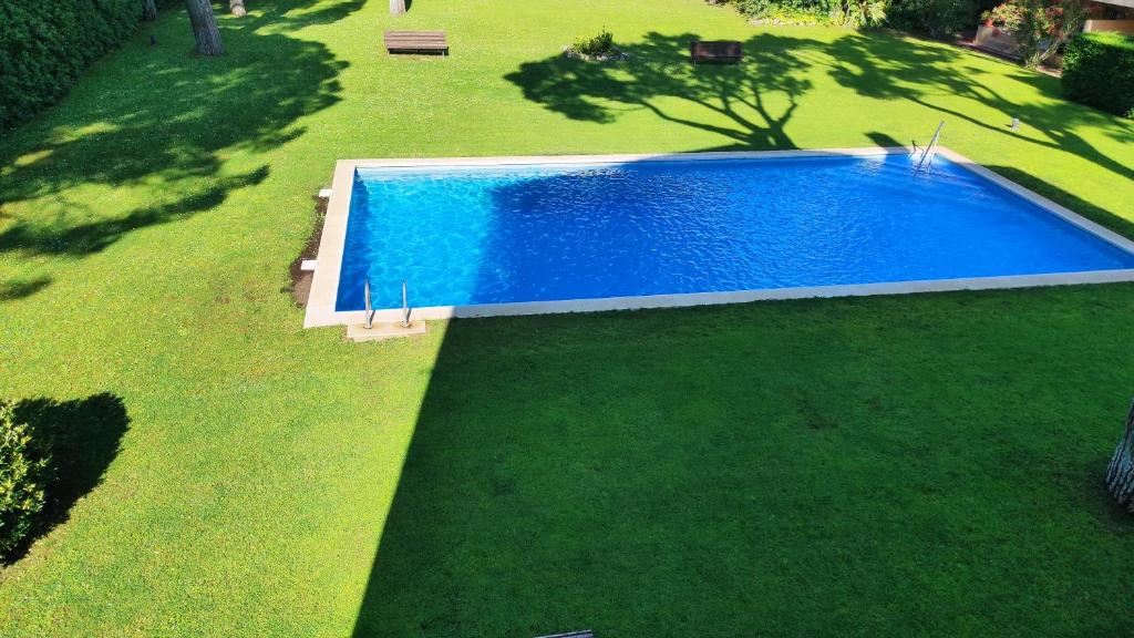 an overhead view of a swimming pool on a lawn at porta del golf in Pals