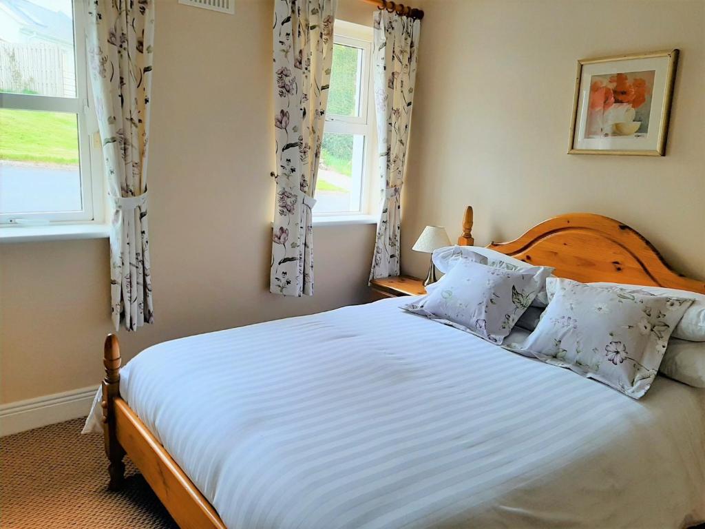 Postel nebo postele na pokoji v ubytování Abhainn Ri Cottages