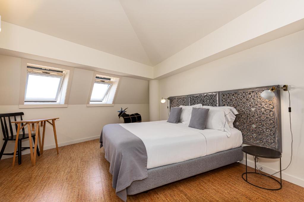una camera da letto con un letto grande e un tavolo di Galerias Nightlife Fashion Flats a Porto
