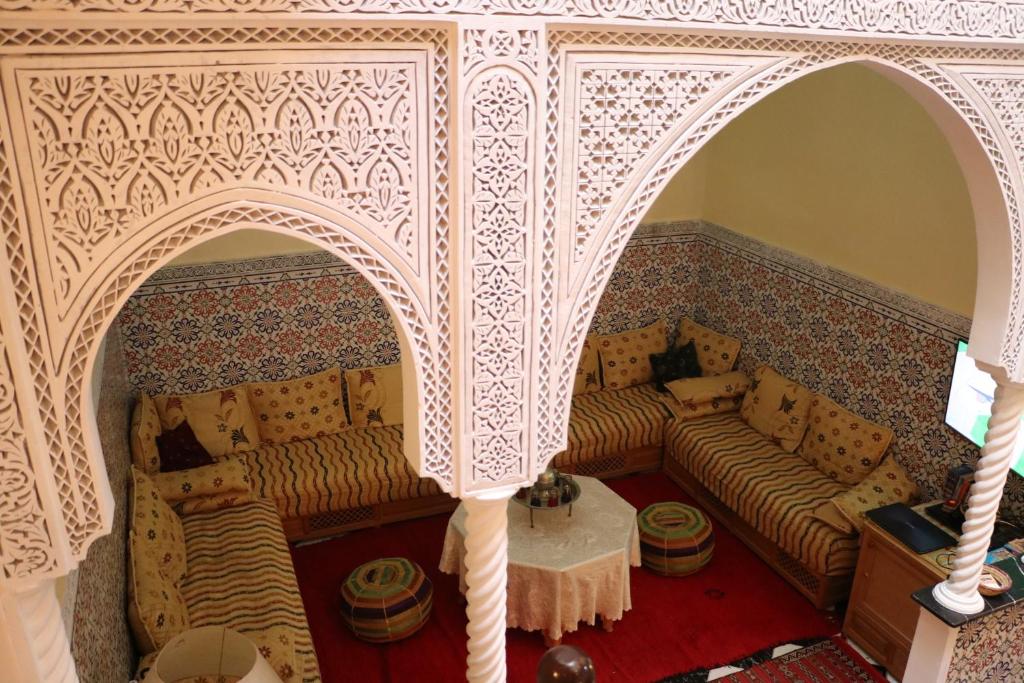 - un salon avec un canapé et une table dans l'établissement Riad BAB ALMADINA, à Marrakech