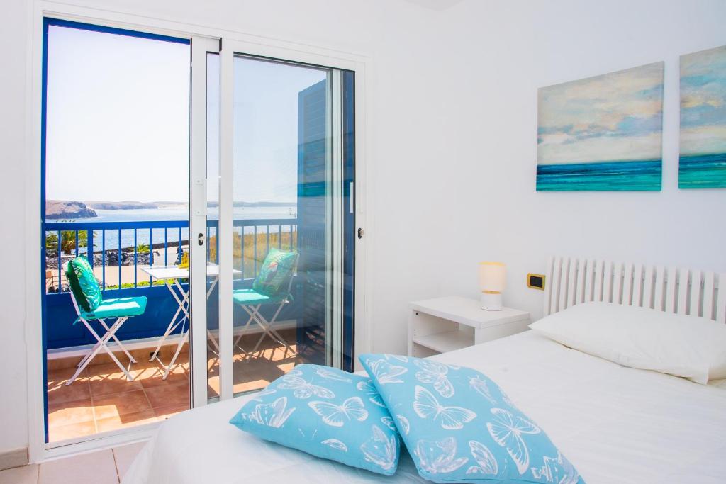 馬西尼古蒂的住宿－Apartamento ILIC，一间卧室配有一张床,享有海景